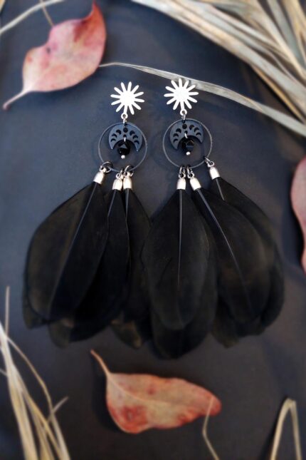 Mustad sulgedega oonüksiga