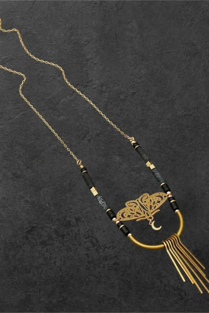 Kaelaehe ahhaadi ja liblikaga