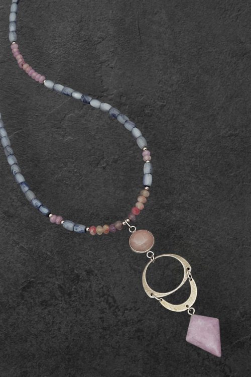 Kaelaehe ploomiõie turmaliiniga