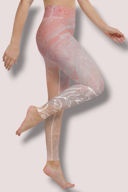 Valge lill roosakal taustal